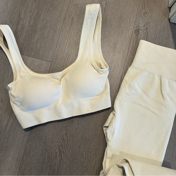 Cream Ribbed Seamless workout set - Picture 3 of 4